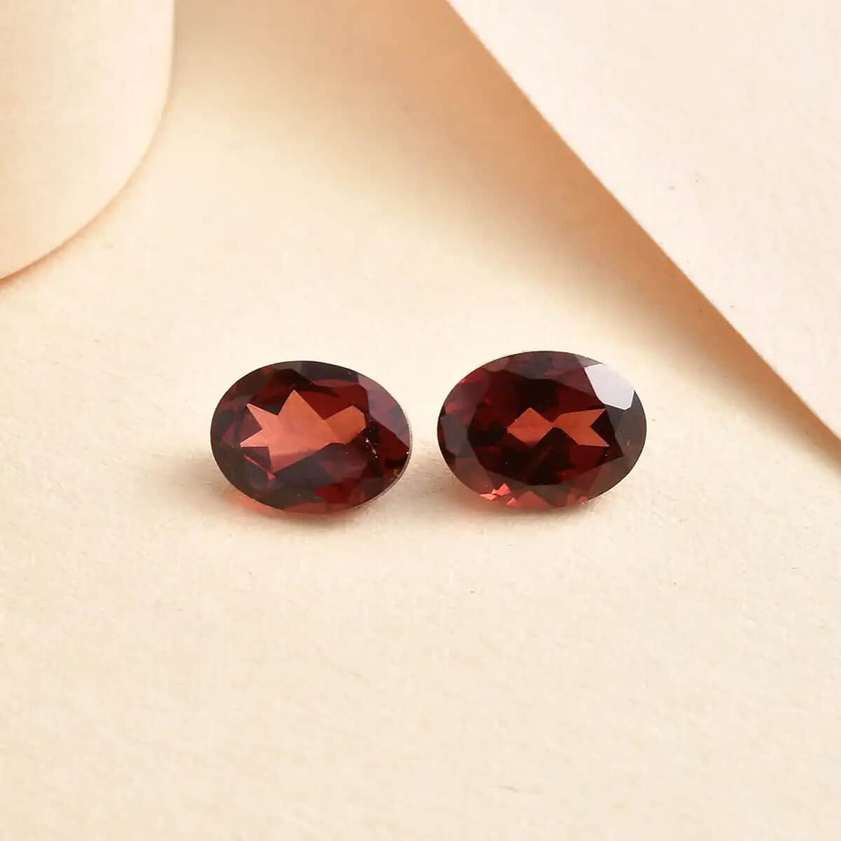 Premium Mozambique Garnet Assorted Box (Ovl 9x7 mm) 3.49 ctw image number 1