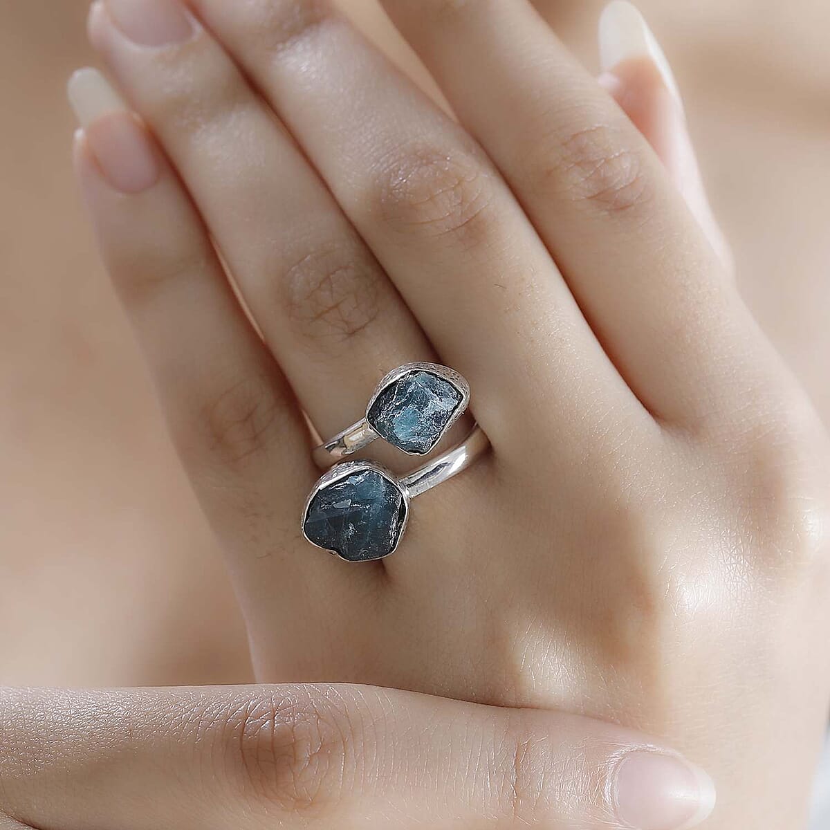 D'Joy Artisan Crafted Rough Cut Teal Grandidierite 8.50 ctw Bypass Ring in Sterling Silver (Size 7.0) image number 2