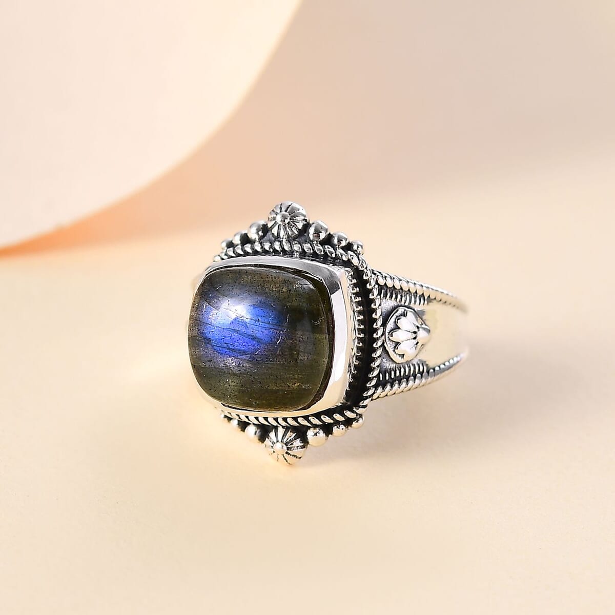 Artisan Crafted Malagasy Labradorite 6.15 ctw South West Style Ring in Sterling Silver (Size 6.0) image number 1