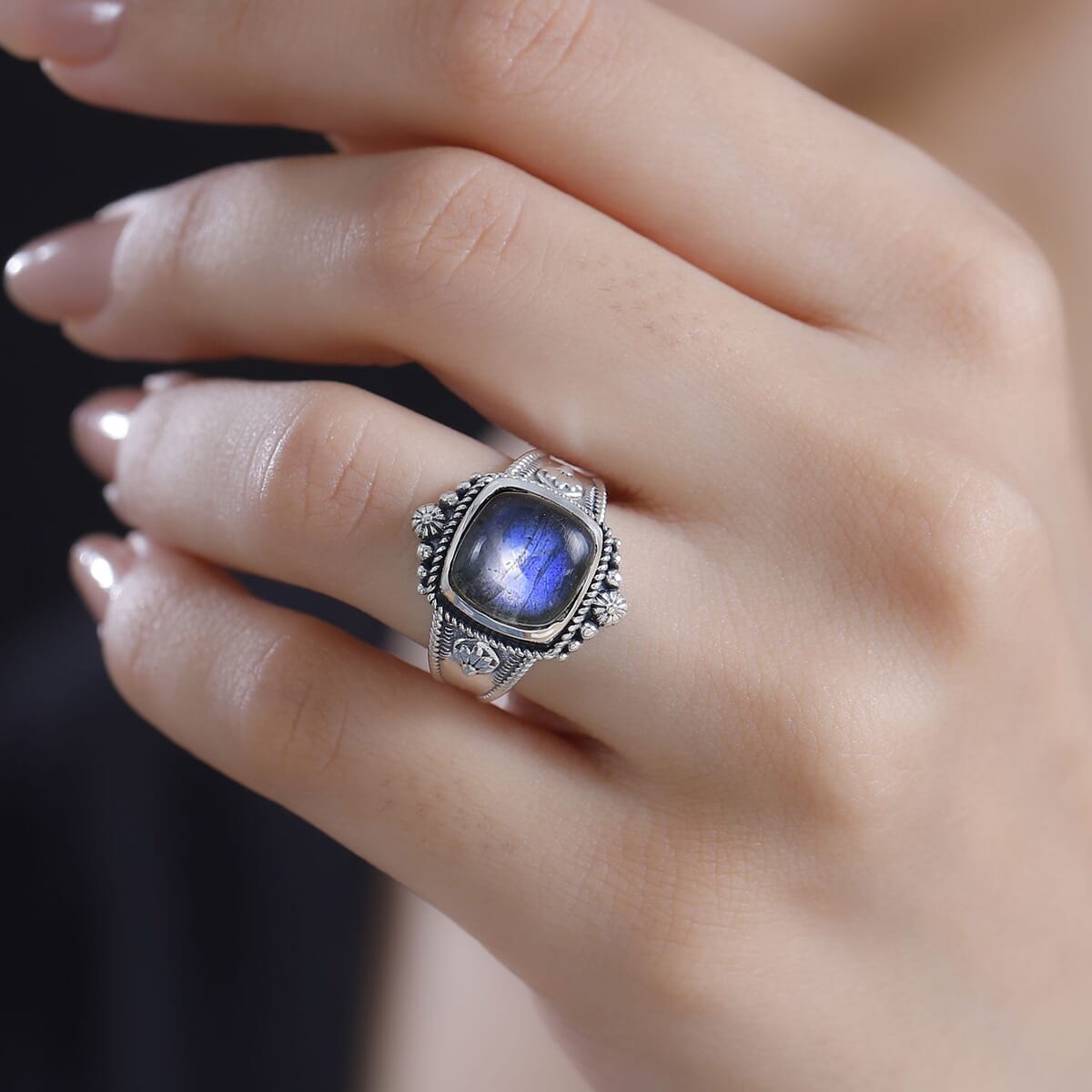 Artisan Crafted Malagasy Labradorite 6.15 ctw South West Style Ring in Sterling Silver (Size 6.0) image number 2