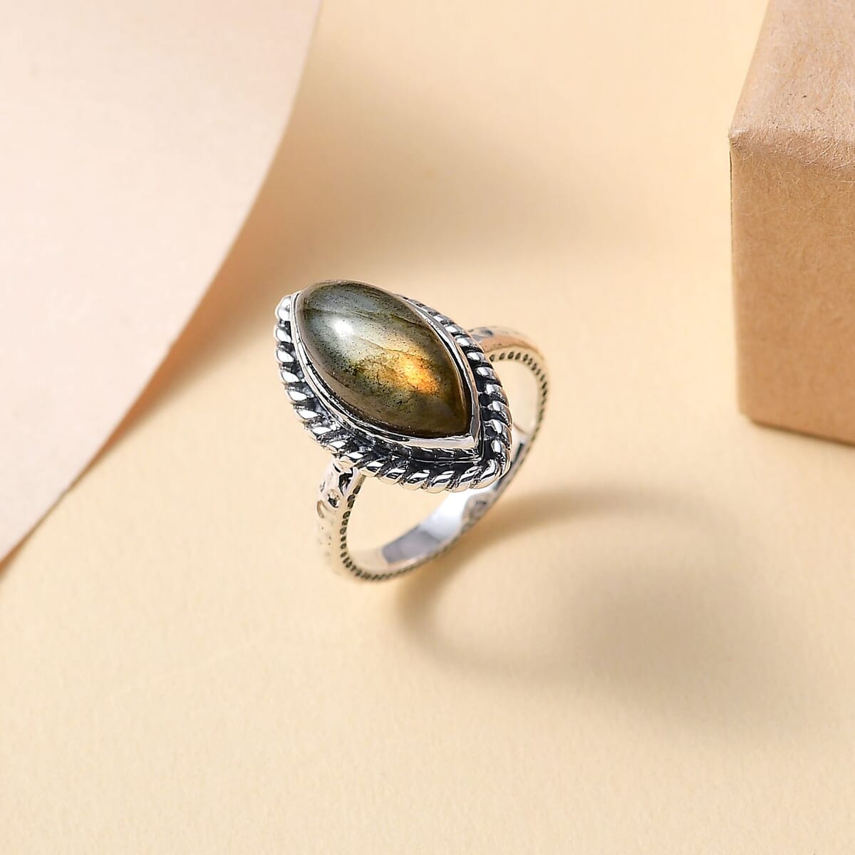 Artisan Crafted Malagasy Labradorite 4.00 ctw Ring in Sterling Silver (Size 8.0) image number 1