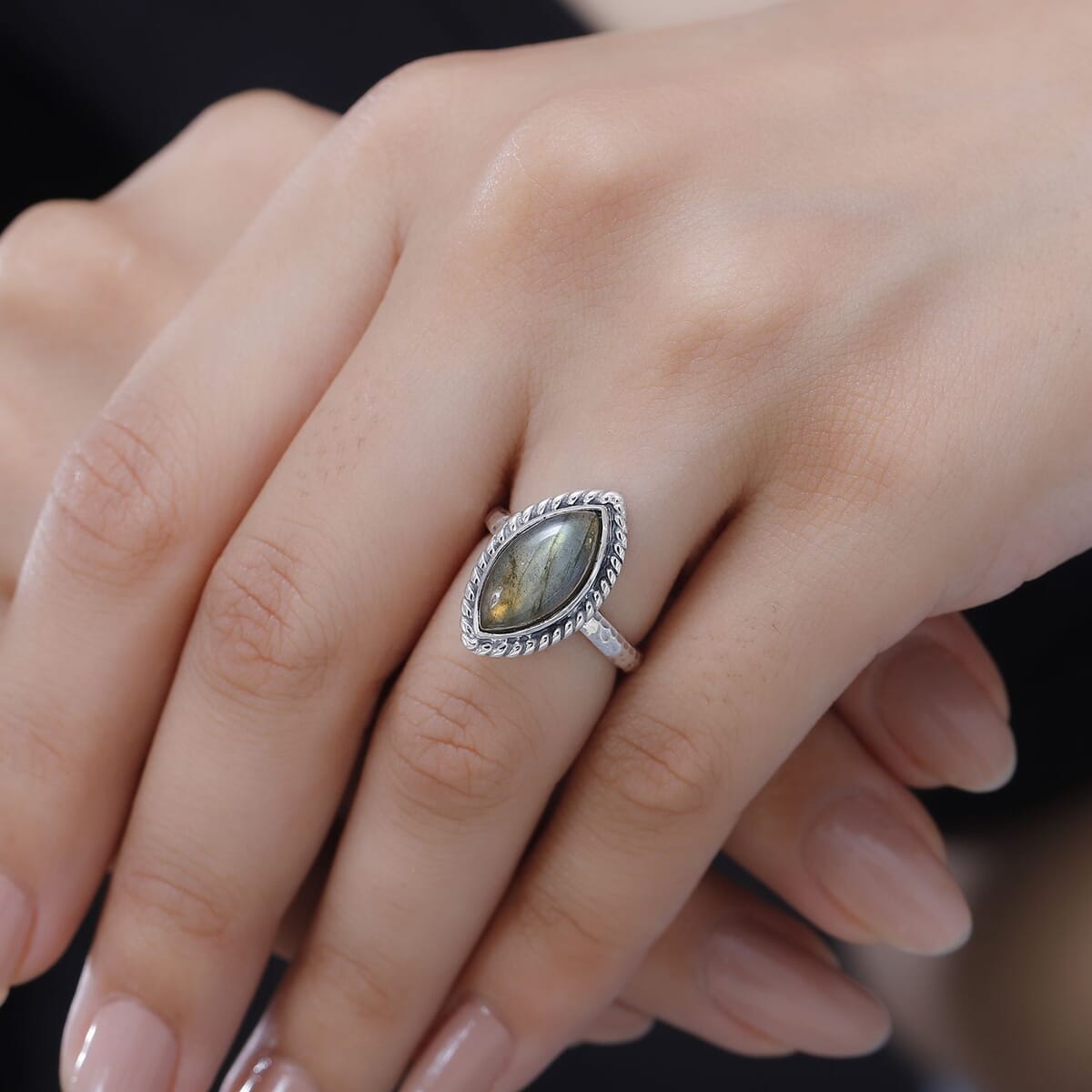 Artisan Crafted Malagasy Labradorite 4.00 ctw Ring in Sterling Silver (Size 8.0) image number 2