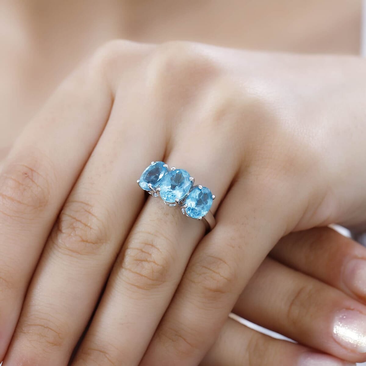 Luxoro AAA Betroka Blue Apatite 4.50 ctw Trilogy Dolphin Ring in 10K White Gold (Size 8.5) image number 2