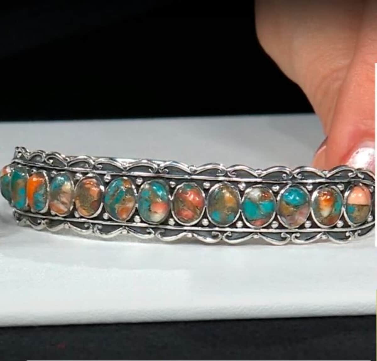 Santa Fe Style Spiny Turquoise Bangle Bracelet in Sterling Silver (7.0 In) 10.75 ctw image number 4