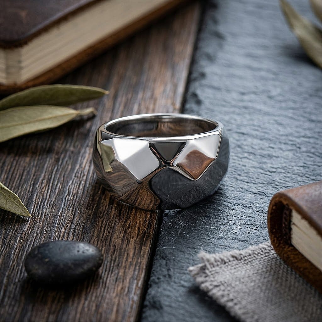 Sterling Silver Ring (Size 8.0) 4.2 Grams
