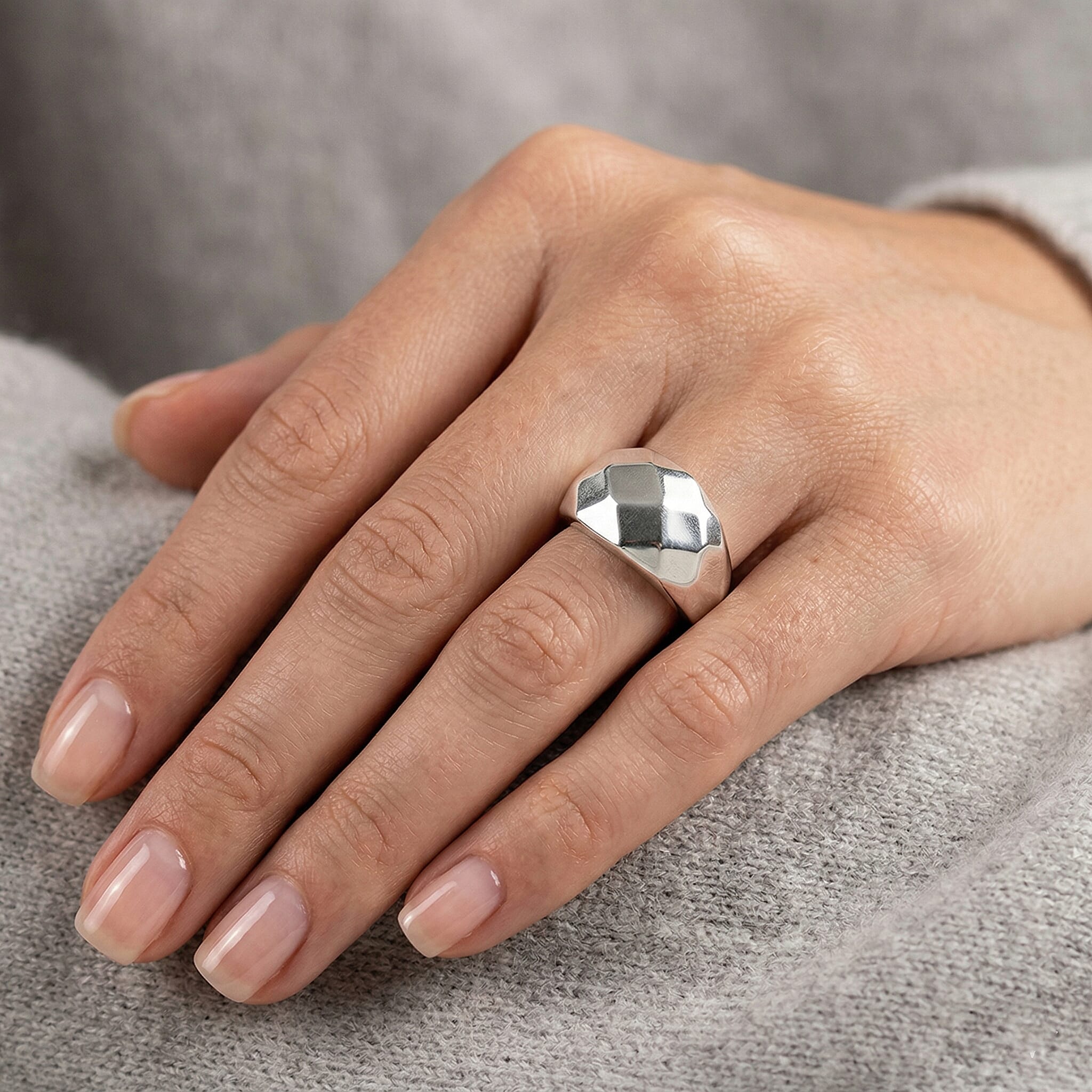 Sterling Silver Ring (Size 8.0) 4.2 Grams