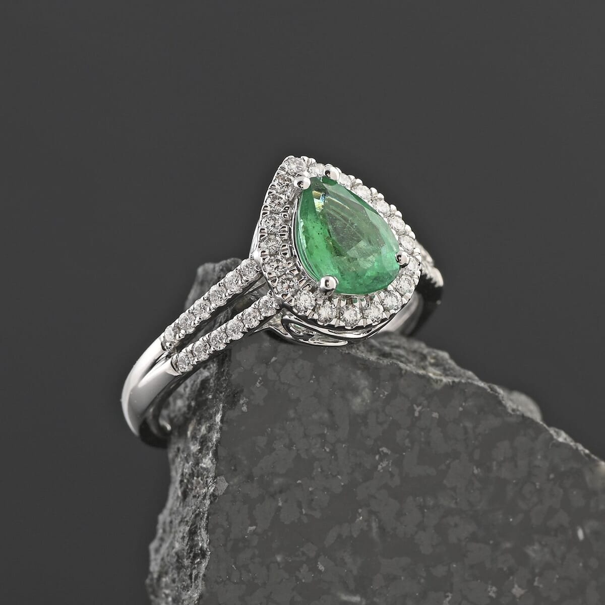 Certified & Appraised Rhapsody AAAA Gemfield Emerald and E-F VS Diamond 1.00 ctw Ring in 950 Platinum (Size 9.5) 6 Grams image number 1