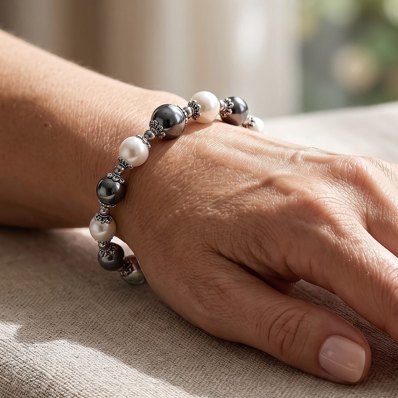 Terahertz 35.00 ctw and White Color Shell Pearl Bracelet in Stainless Steel (7.5-9.5In)