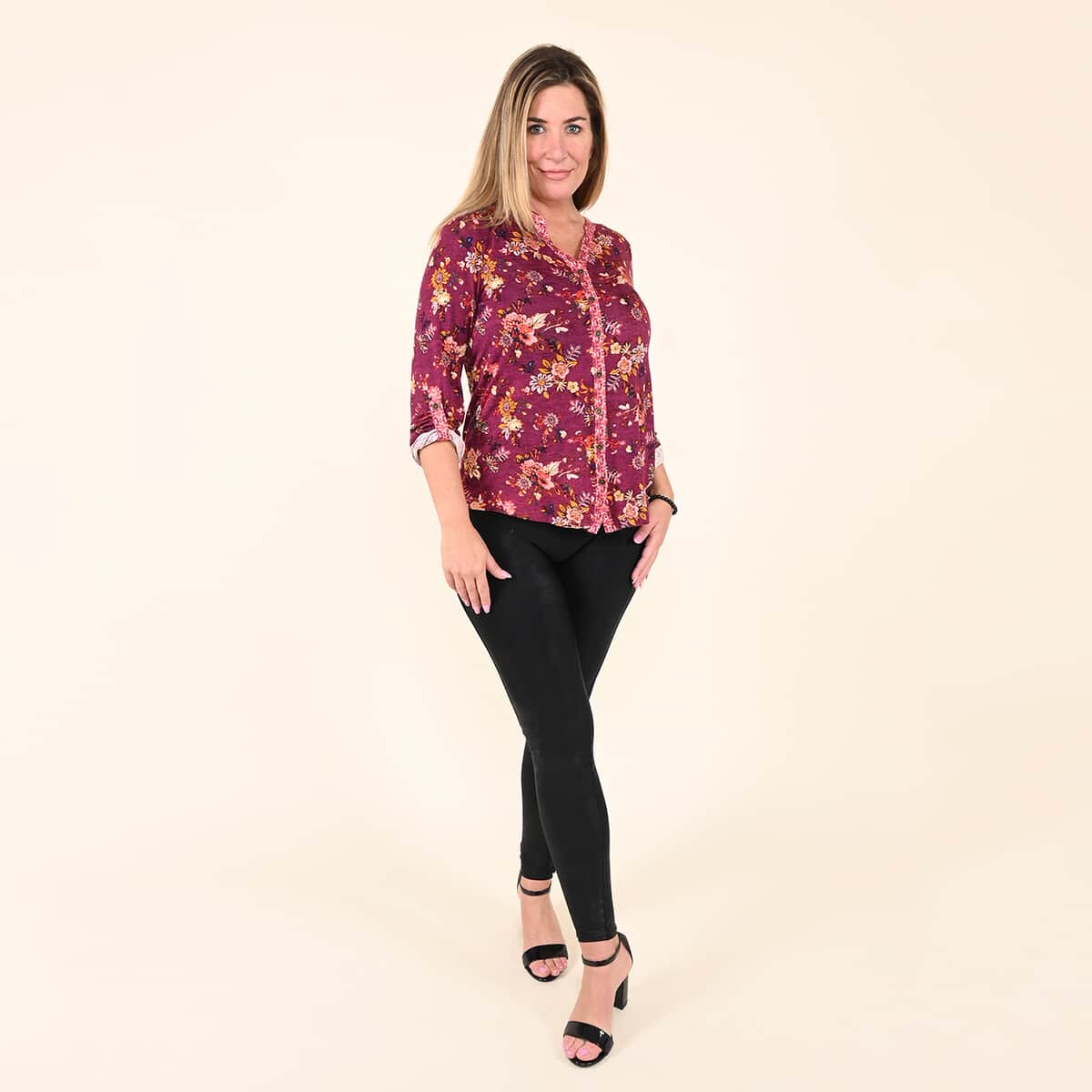 Tamsy Fuchsia Floral Printed V neck Button-up Blouse For Women - L image number 0