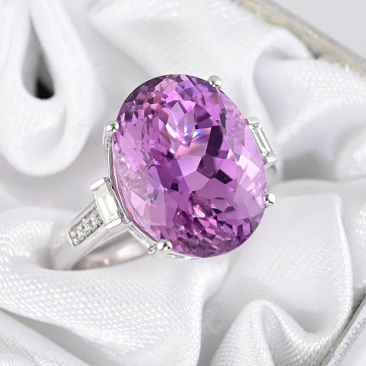 Certified & Appraised Rhapsody AAAA Patroke Kunzite and E-F VS Diamond 10.55 ctw Ring in 950 Platinum (Size 8.5) 7.86 Grams image number 1