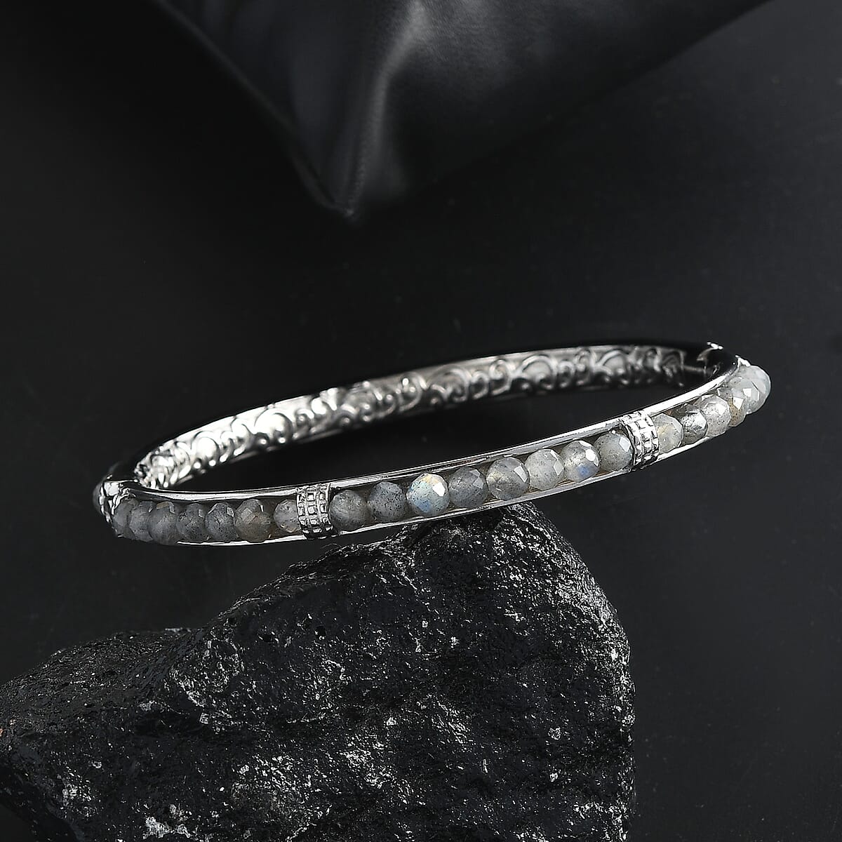 Malagasy Labradorite 21.30 ctw Bangle Bracelet in Stainless Steel (7.25 In) image number 1