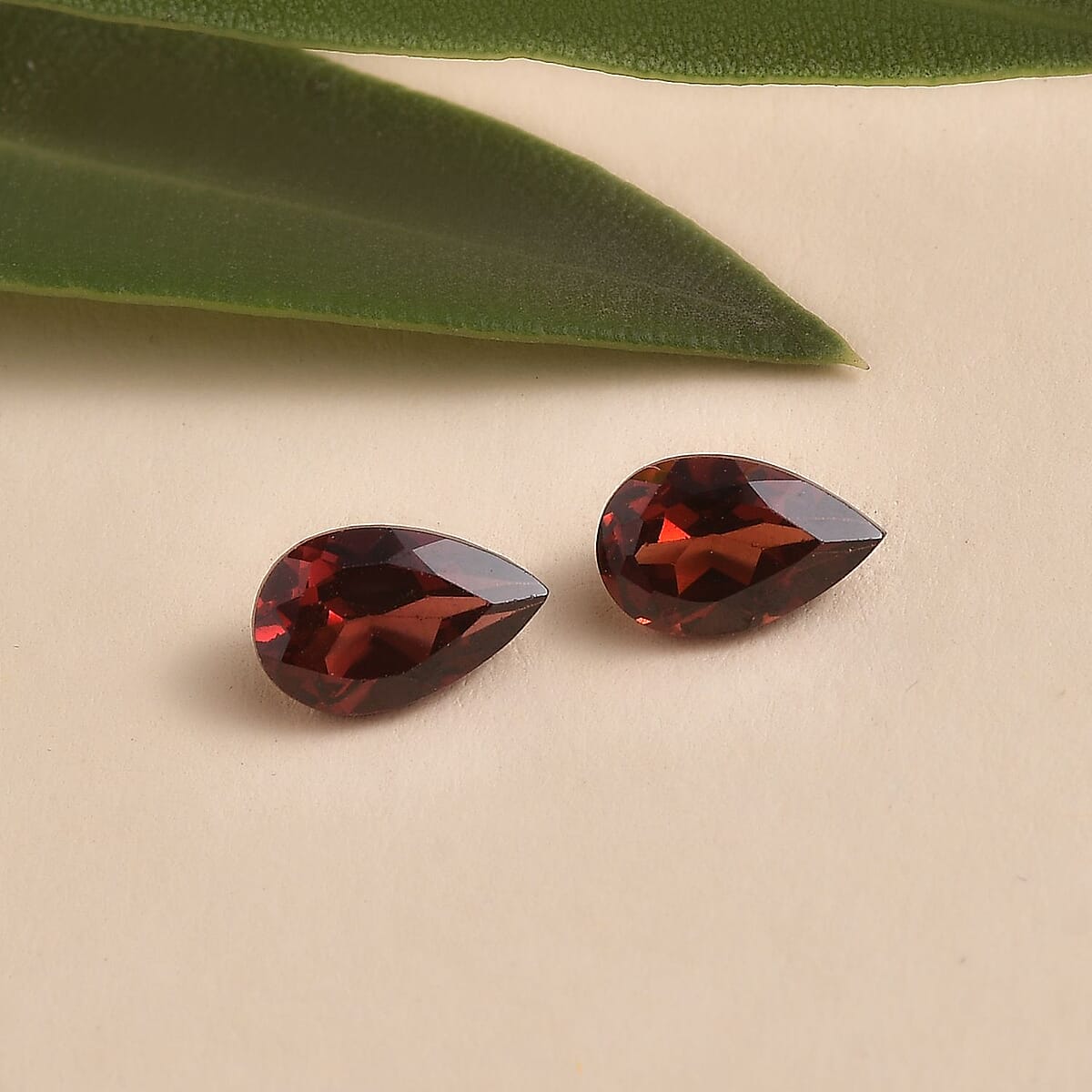 Mozambique Garnet Set of 2 (Pear 8x5 mm) 1.90 ctw Loose Gemstone image number 1