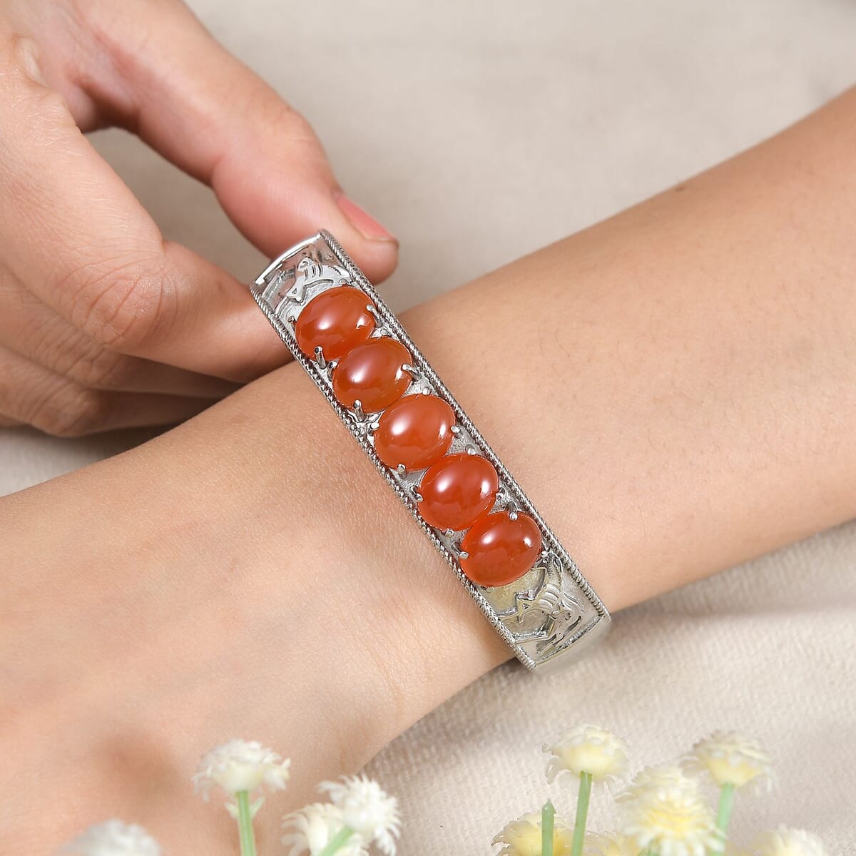 Red Agate 27.30 ctw Bangle Bracelet in Stainless Steel (7.25 In) image number 2