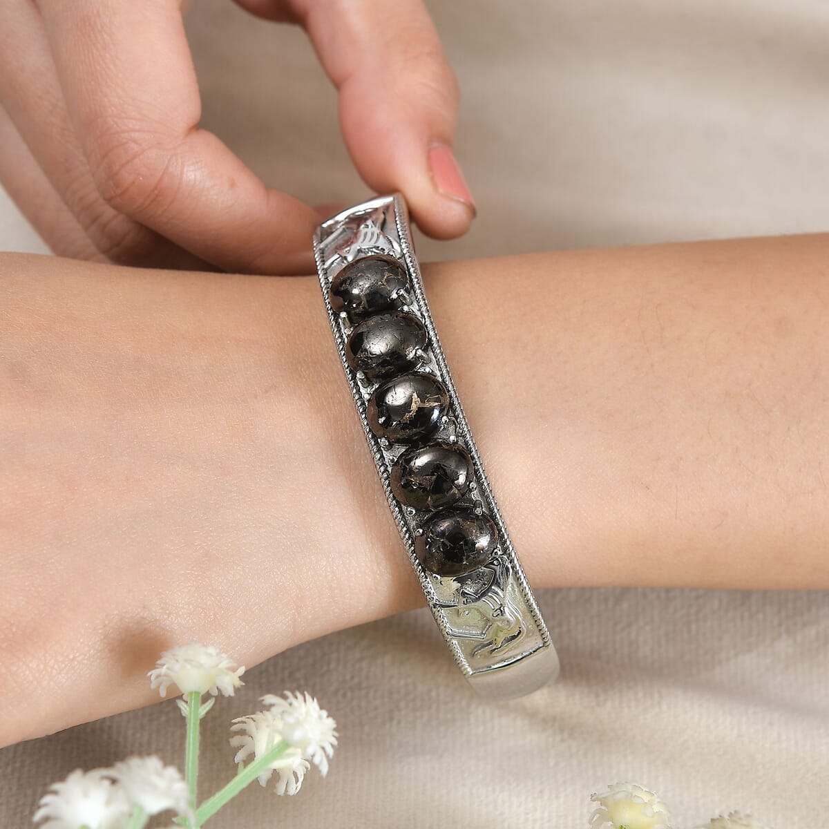 Matrix Silver Shungite 20.65 ctw Bangle Bracelet in Stainless Steel (7.25 In) image number 2