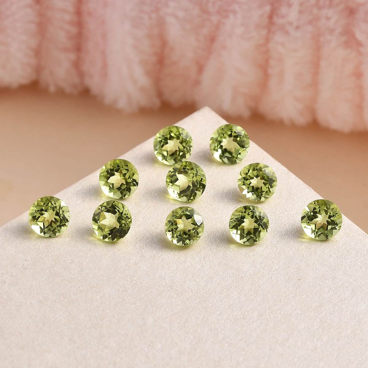 AA Peridot Set of 10 (Rnd 5 mm) 5.33 ctw Loose Gemstone image number 1