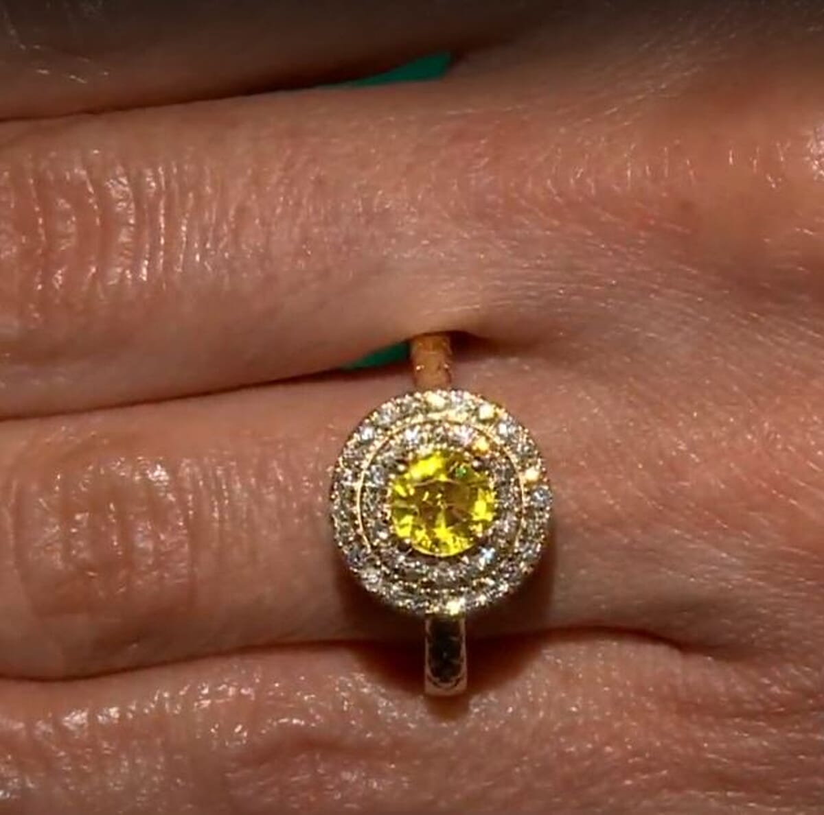 Certified & Appraised Luxoro AAA Madagascar Yellow Sapphire and G-H I2 Diamond 1.50 ctw Ring in 14K Yellow Gold (Size 7.0) 4.90 Grams image number 4