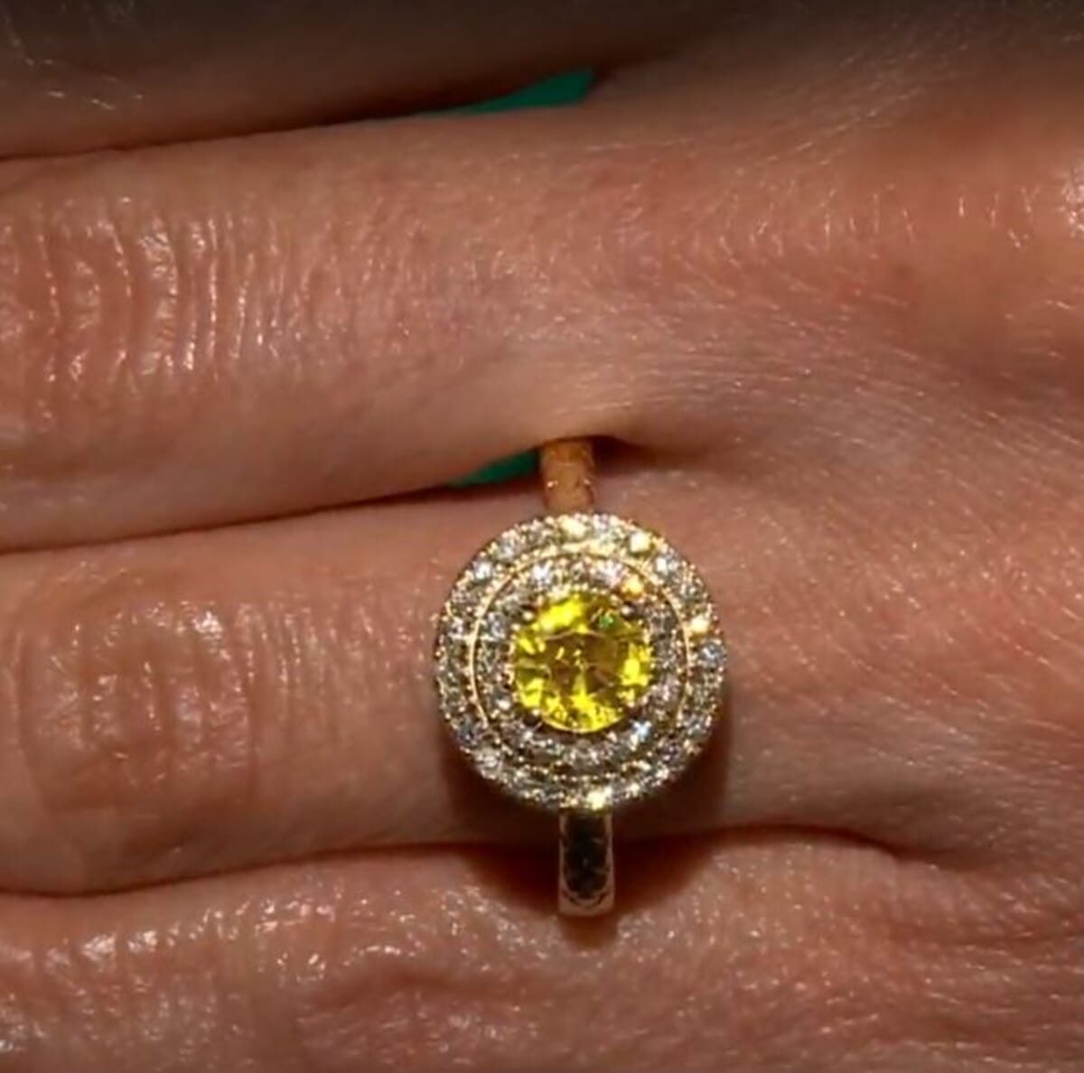 Certified & Appraised Luxoro AAA Madagascar Yellow Sapphire and G-H I2 Diamond 1.50 ctw Ring in 14K Yellow Gold (Size 8.0) 4.90 Grams image number 4