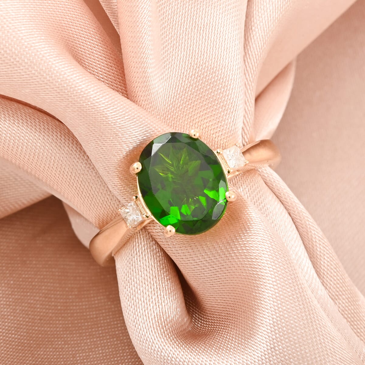 Certified & Appraised Luxoro AAA Chrome Diopside and G-H I2 Diamond 2.75 ctw Ring in 10K Yellow Gold (Size 7.0) (Del. in 7-10 Days) image number 1