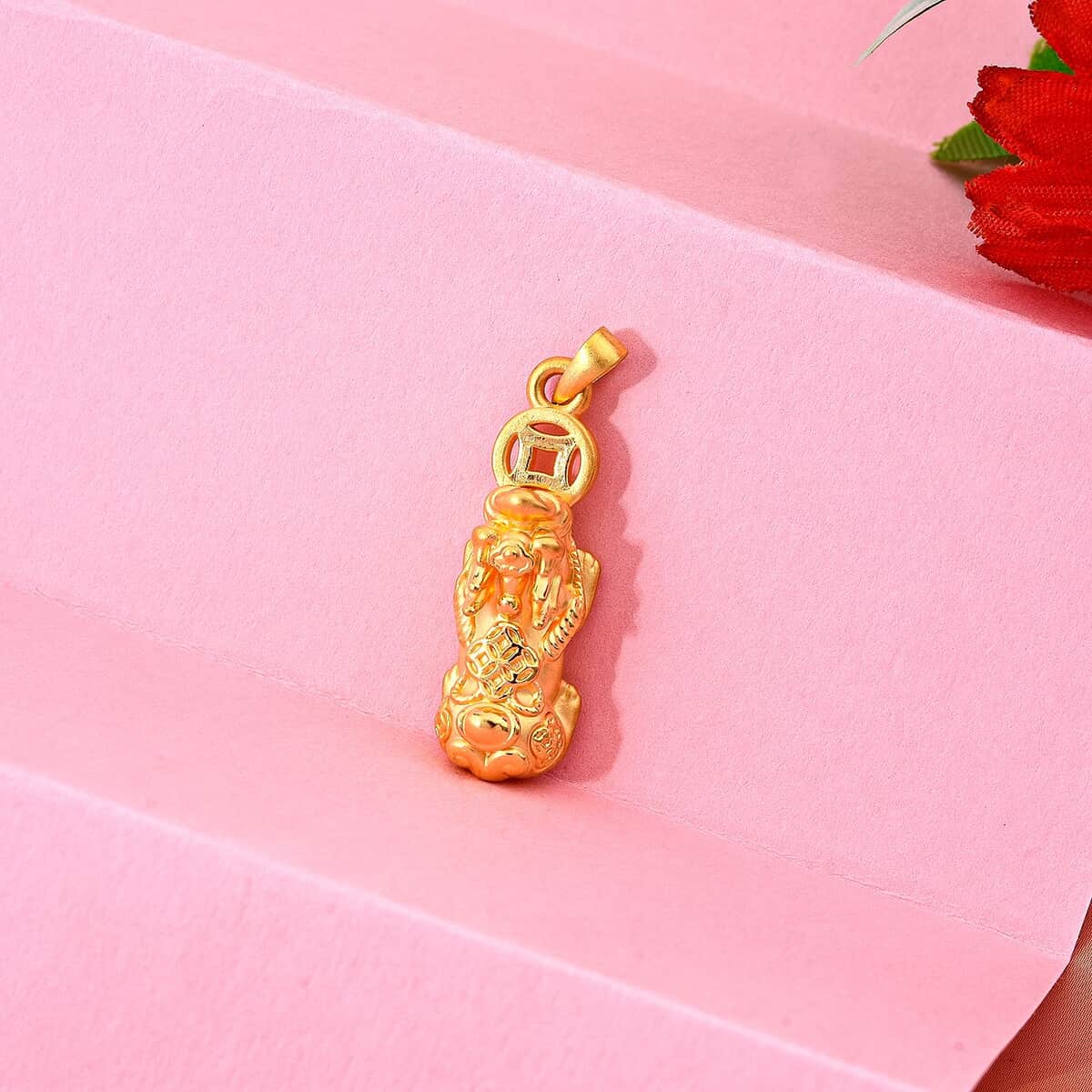 24K Yellow Gold Pixiu Pendant image number 1