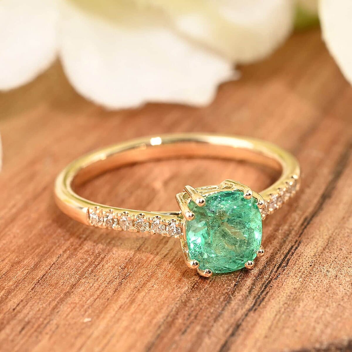 Certified & Appraised Luxoro AAA Boyaca Colombian Emerald and G-H I2 Diamond 1.10 ctw Ring in 14K Yellow Gold (Size 6.5) image number 1