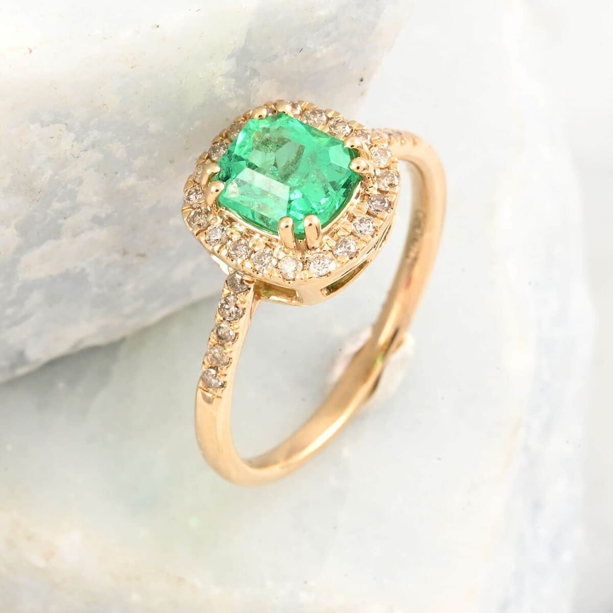 Certified & Appraised Luxoro AAA Boyaca Colombian Emerald and G-H I2 Diamond 1.65 ctw Halo Ring in 14K Yellow Gold (Size 9.5) 2.55 Grams image number 1
