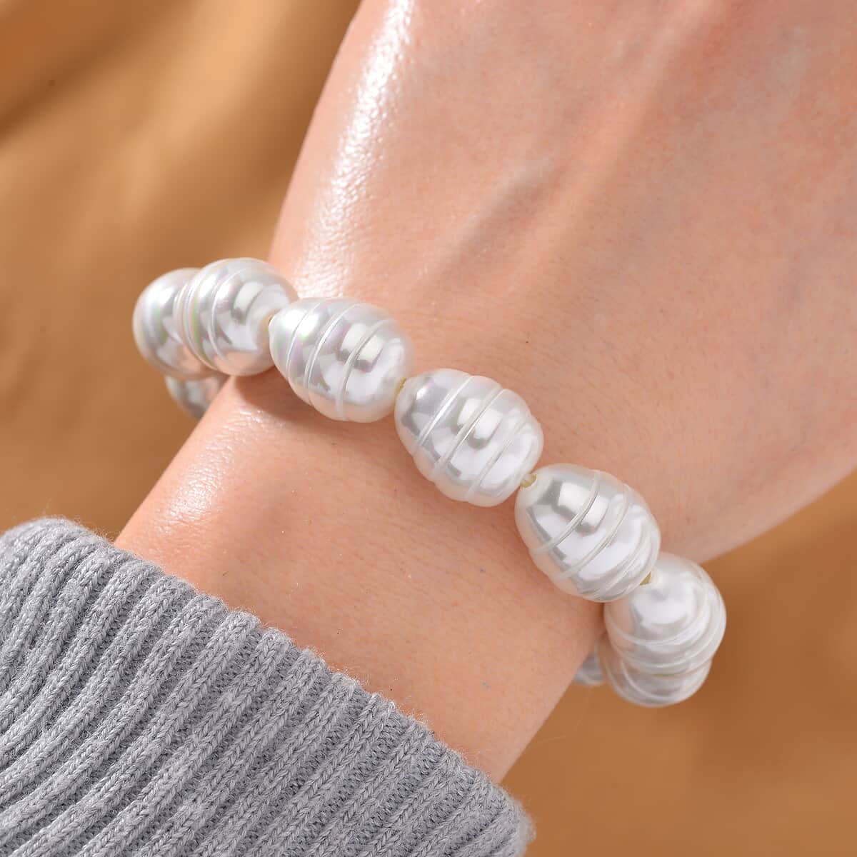 White Shell Pearl Stretch Bracelet image number 1