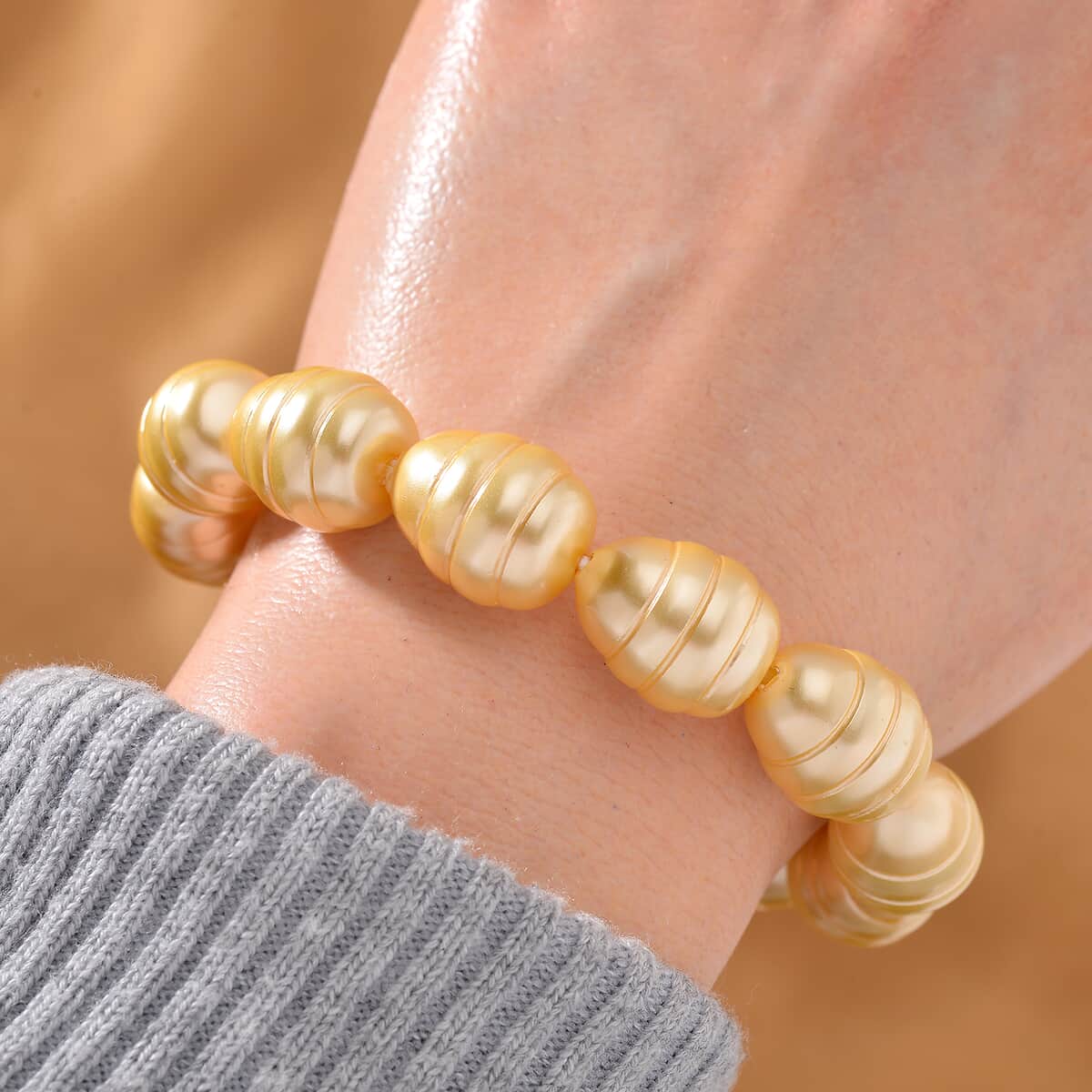 Golden Color Shell Pearl Stretch Bracelet image number 1