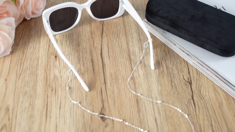 UV400 Polarized Sunglass with Chain and Storage Bag- Silver