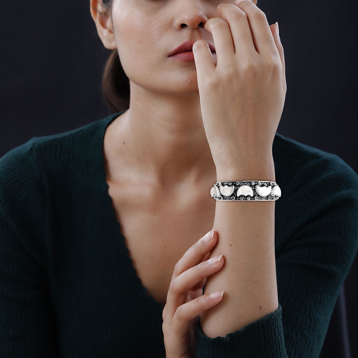 Bali Legacy Carved Bone and Blue Topaz 1.20 ctw Bangle Bracelet in Sterling Silver (8.00In) image number 2