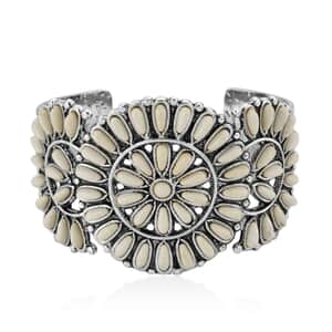 Doorbuster White Howlite 18.00 ctw Floral Cuff Bracelet in Silvertone (7.50 In)