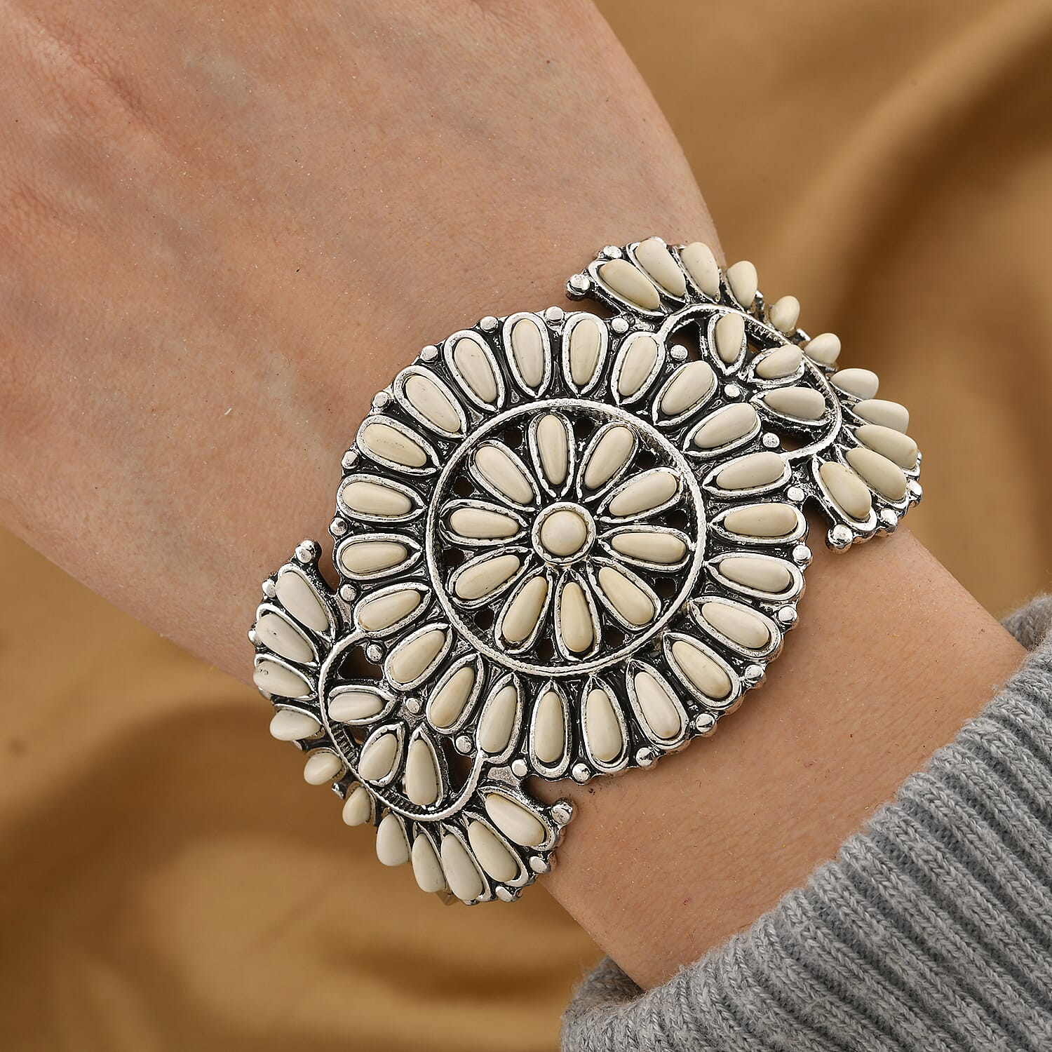 White Howlite 18.00 ctw Floral Cuff Bracelet in Silvertone (7.50 In)