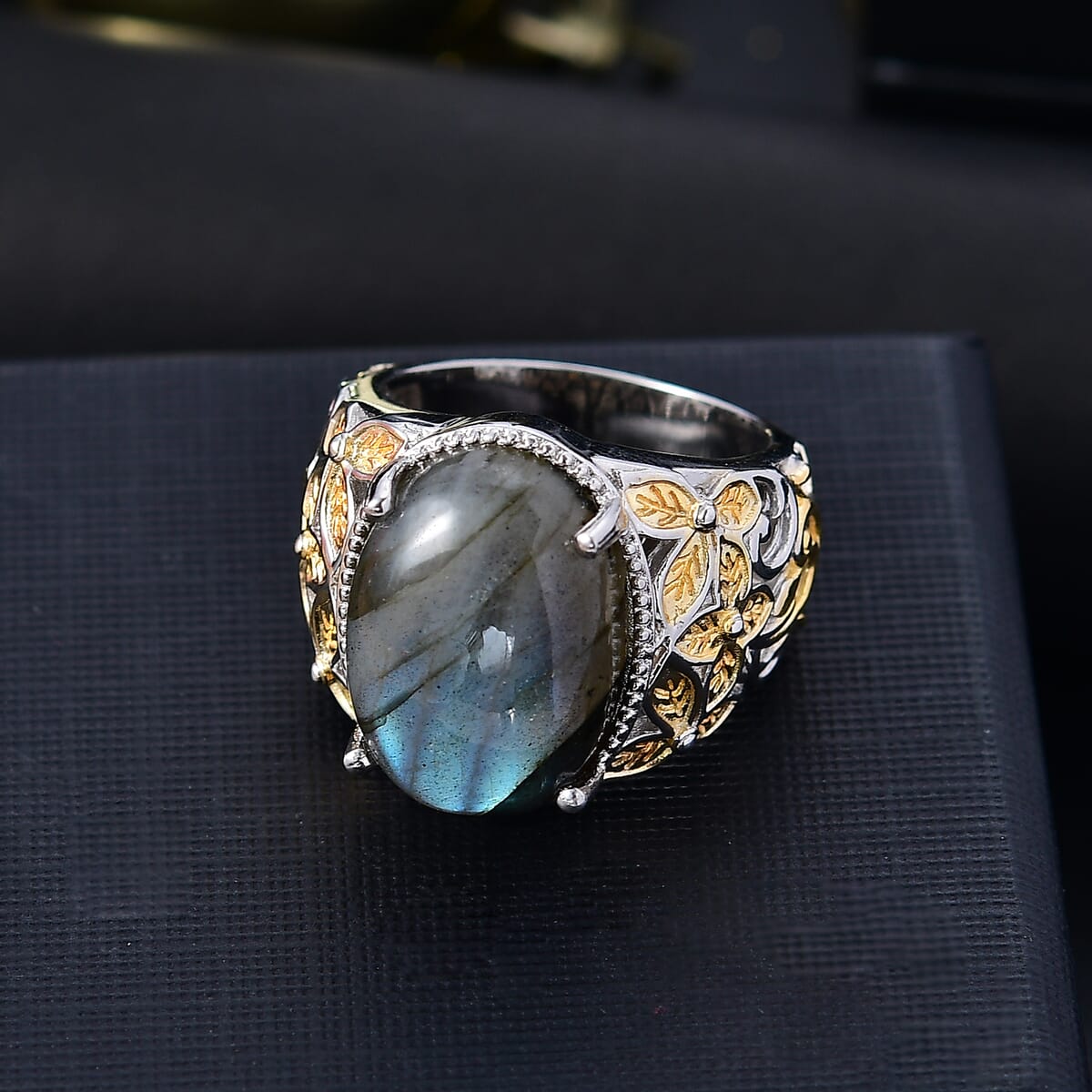 Malagasy Labradorite 15.70 ctw Solitaire Ring in 14K YG Over and Platinum Over Copper with Magnet (Size 5.0) image number 1