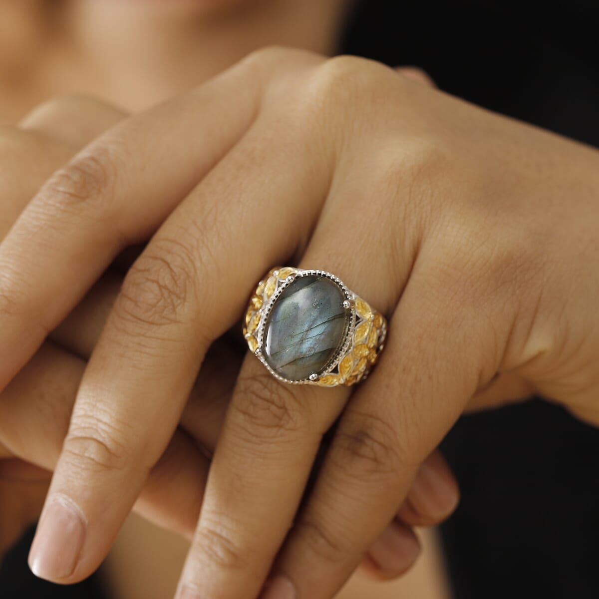 Malagasy Labradorite 15.70 ctw Solitaire Ring in 14K YG Over and Platinum Over Copper with Magnet (Size 5.0) image number 2