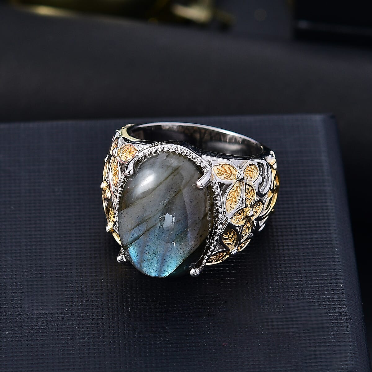 Malagasy Labradorite 15.70 ctw Solitaire Ring in 14K YG Over and Platinum Over Copper with Magnet (Size 9.0) image number 1