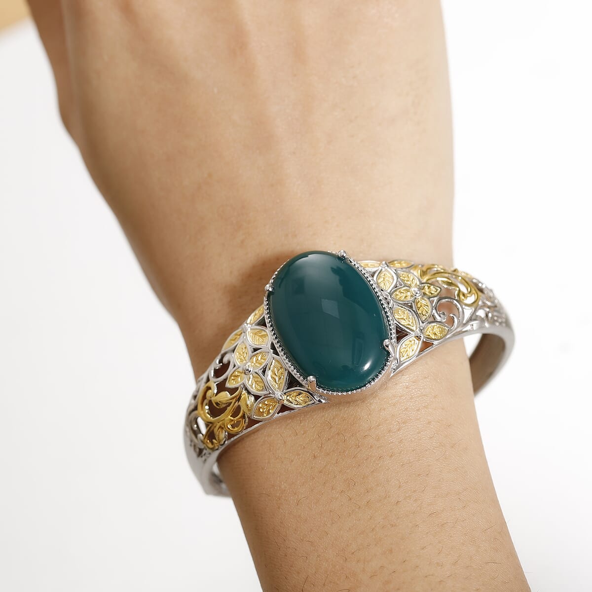 Green Onyx 30.75 ctw Cuff Bracelet in 14K YG and Platinum Over Copper with Magnet (7.25 In) image number 2