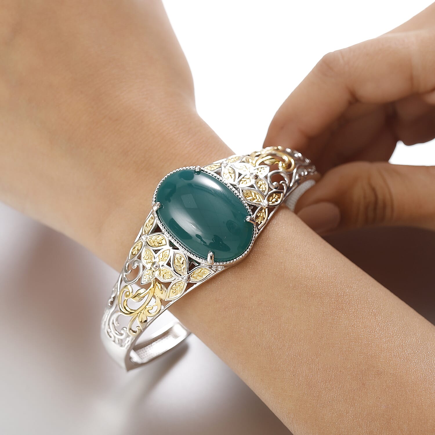 Green Onyx 30.75 ctw Cuff Bracelet in 14K YG and Platinum Over Copper with Magnet (6.50 In)