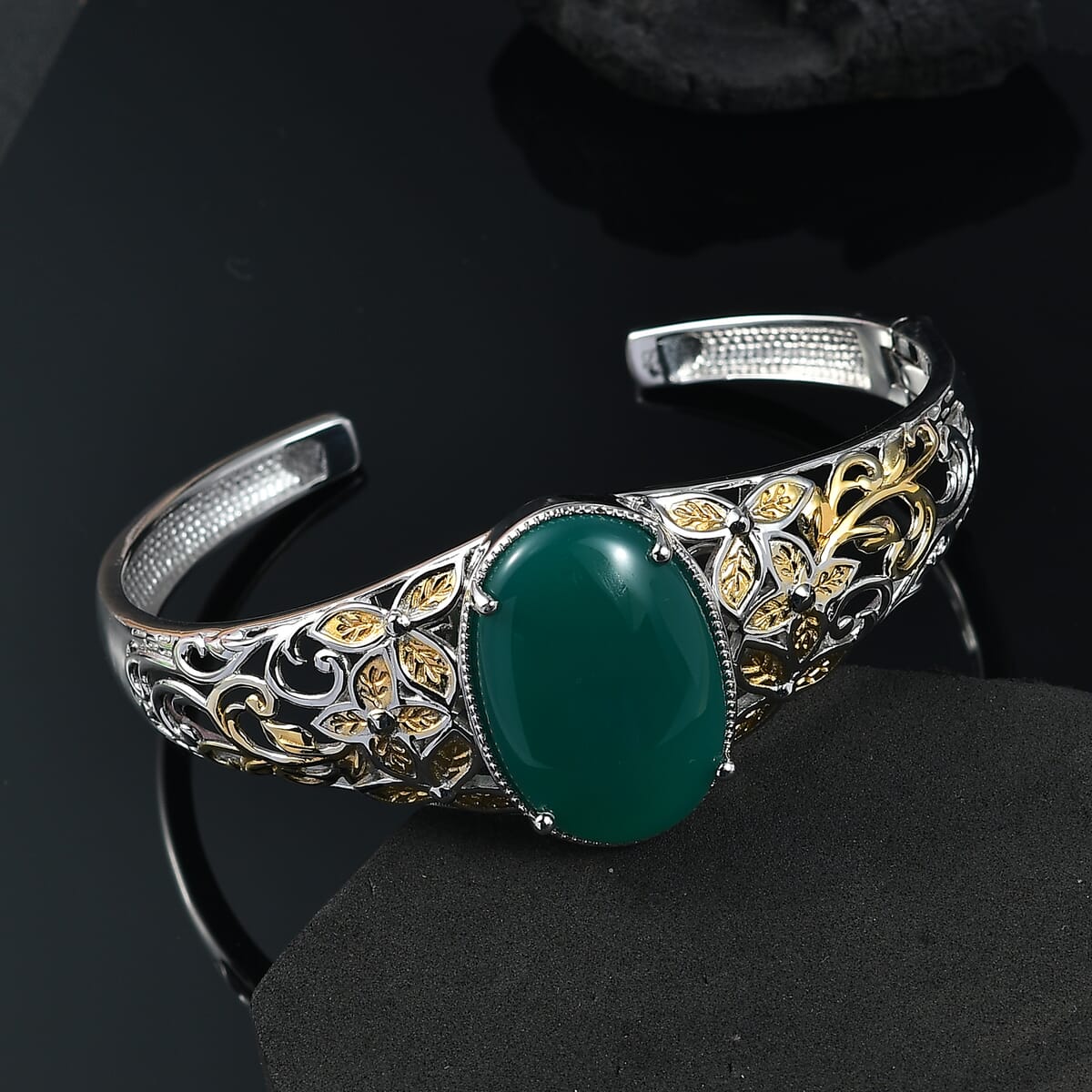 Green Onyx 30.75 ctw Cuff Bracelet in 14K YG and Platinum Over Copper with Magnet (8.0 In) image number 1