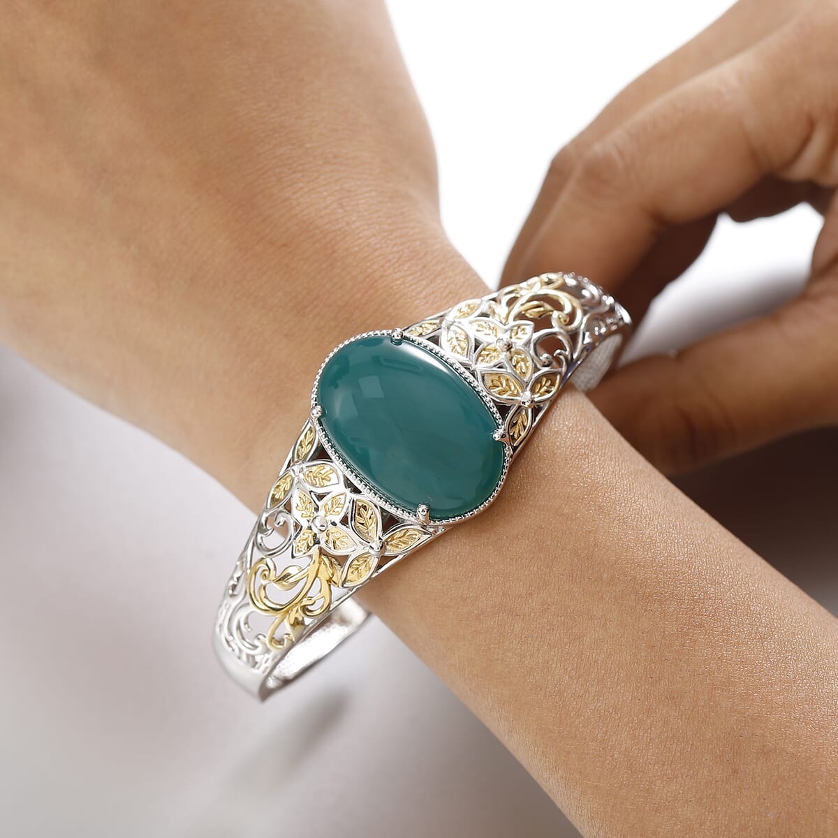 Green Onyx 30.75 ctw Cuff Bracelet in 14K YG and Platinum Over Copper with Magnet (8.0 In) image number 2
