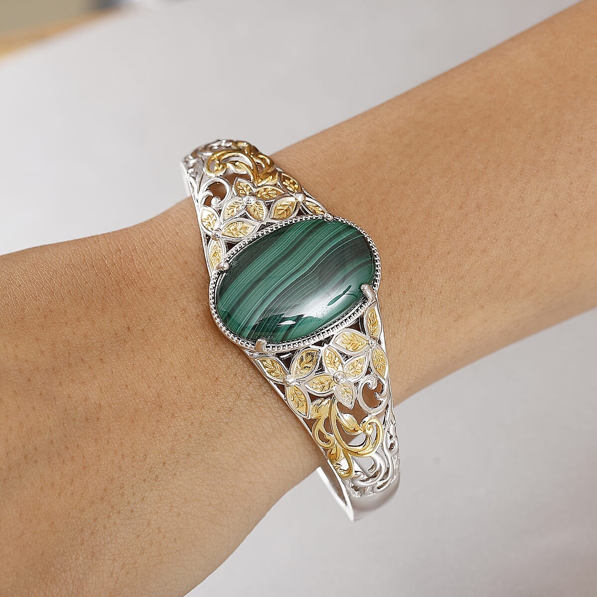 African Malachite 38.25 ctw Cuff Bracelet in 14K YG and Platinum Over Copper with Magnet (8.0 In) image number 2