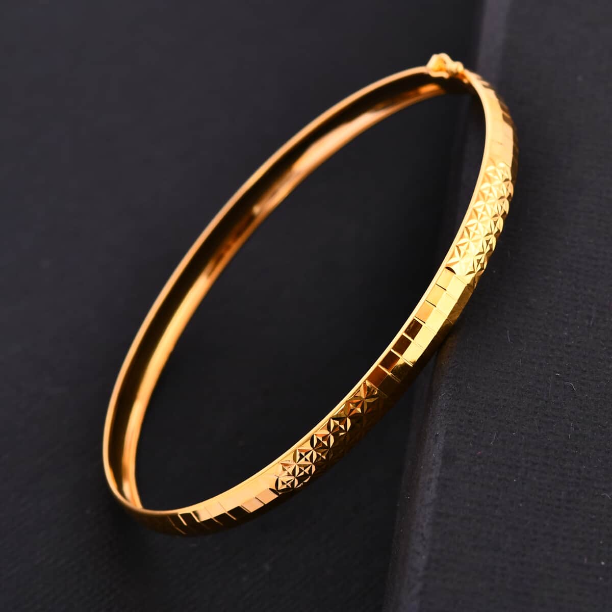 Diamond-cut Airclips Bangle Bracelet in 22K Yellow Gold (7.25 In) 5.47 Grams image number 1