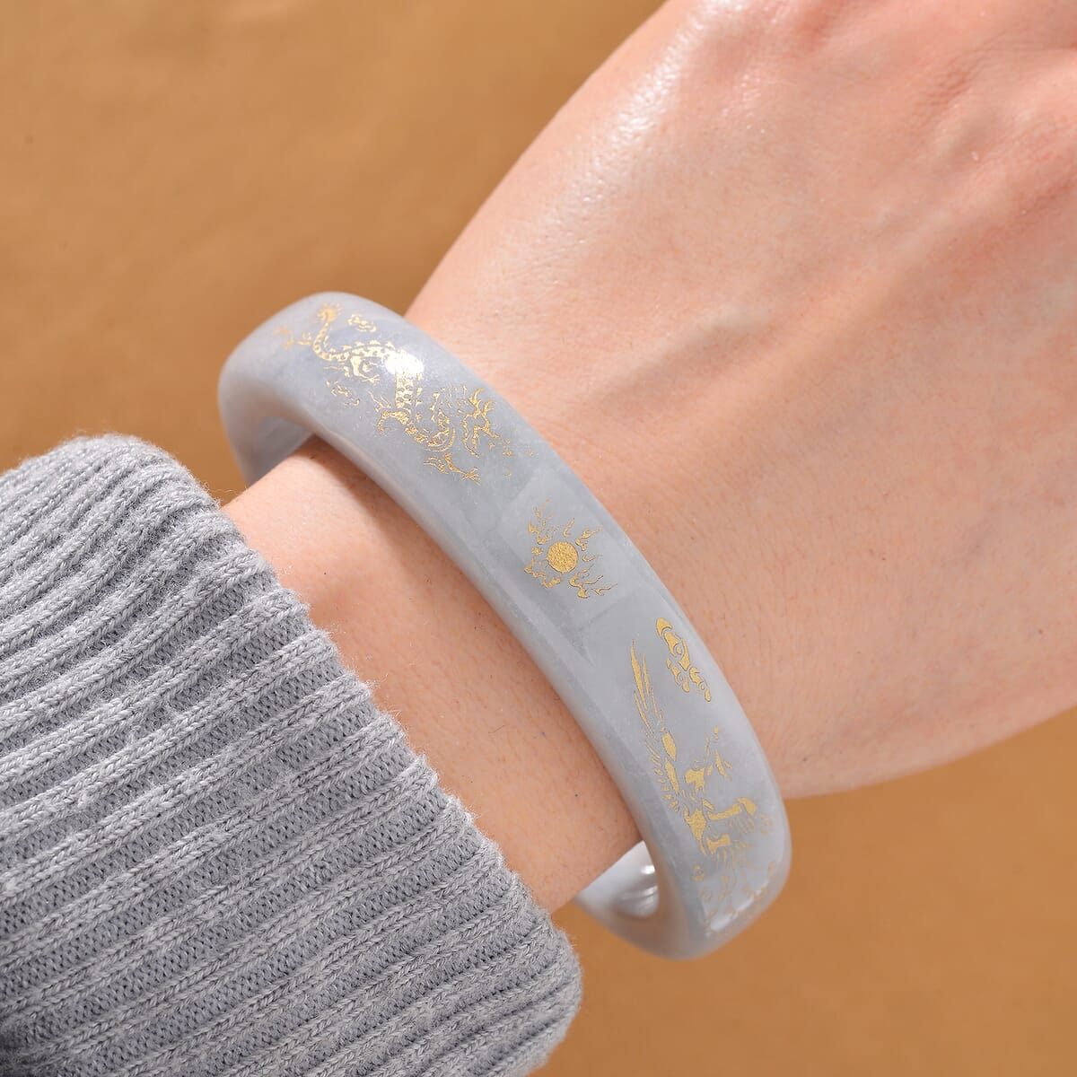 Natural Jade 370.00 ctw Carved Dragon Bangle Bracelet (8.0 In) image number 1