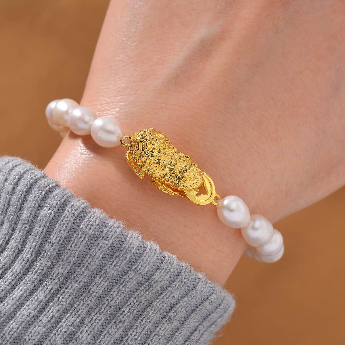 White Freshwater Pearl Bracelet with Pixiu Charm in Goldtone (6.50 In) image number 1