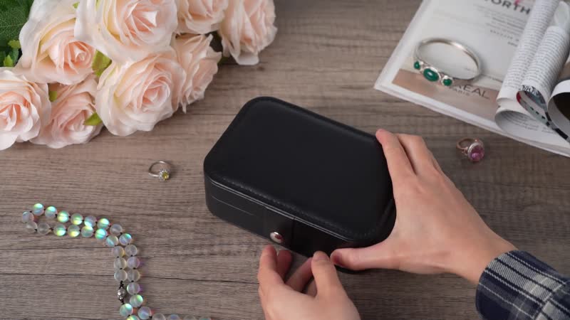 Black Faux Leather Jewelry Box with Zipper Closure (6.75"x4.5"x2") and 20pcs Anti Tarnish Silver Polishing Clean Cloth