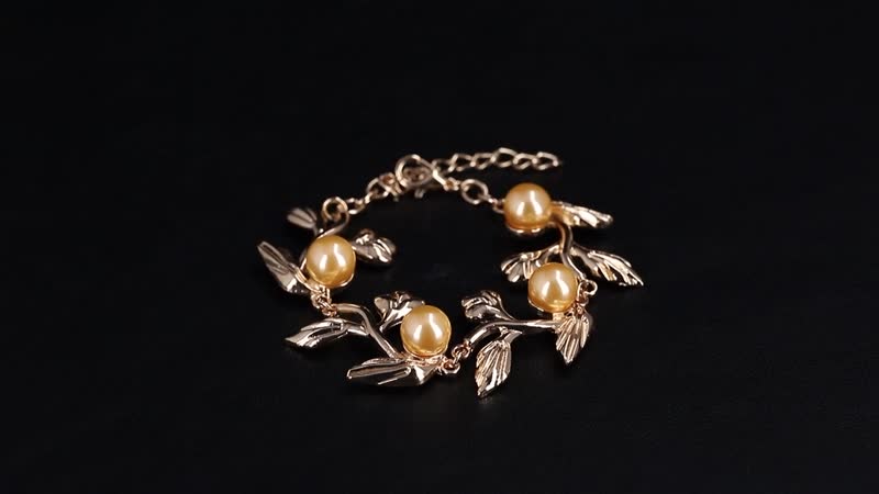 TLV White Shell Pearl Bracelet (7-9In) in Silvertone