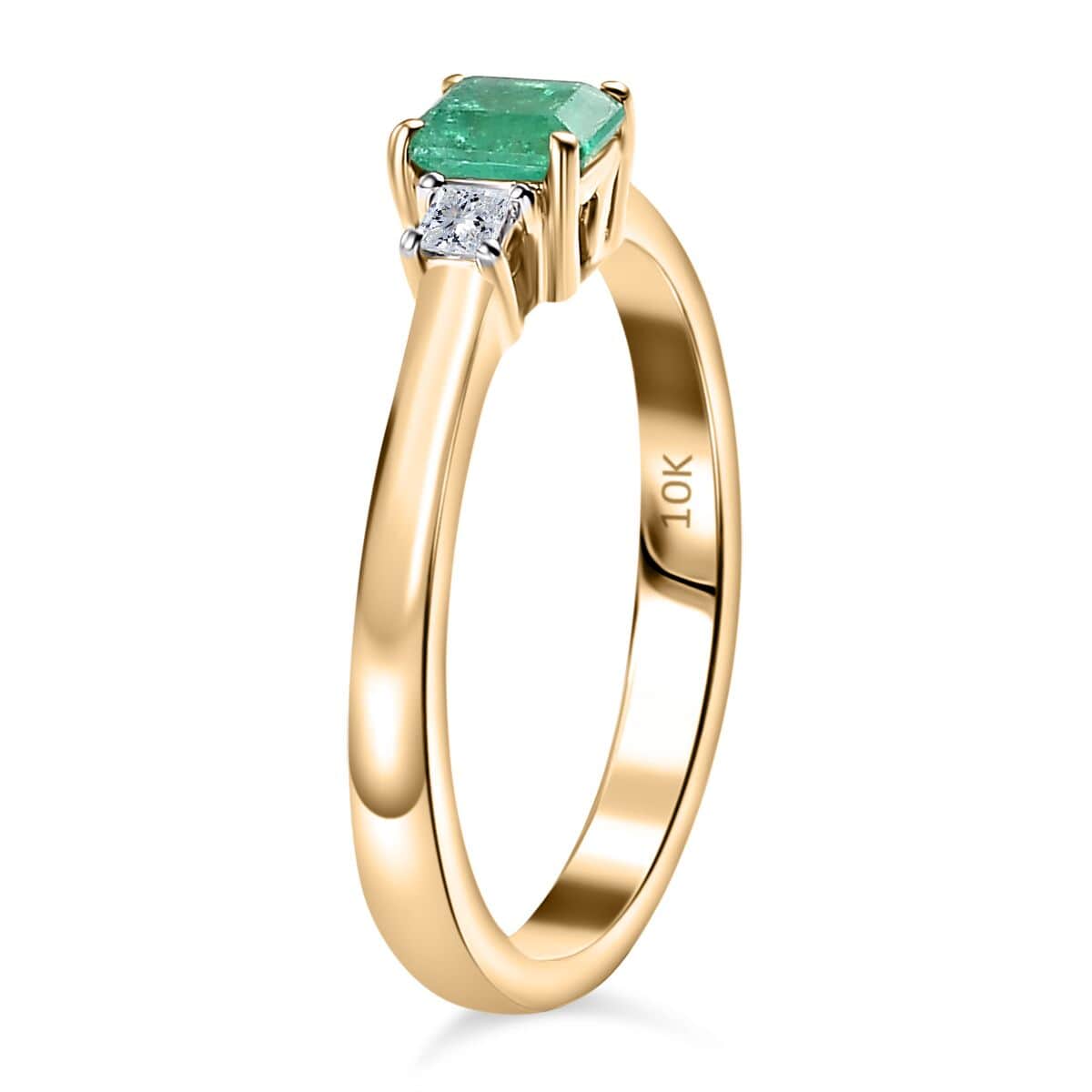 Luxoro Premium Boyaca Colombian Emerald and G-H I2 Diamond 0.60 ctw 3 Stone Ring in 10K Yellow Gold (Size 9.0) image number 3