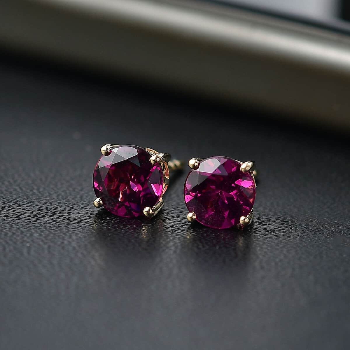 Certified & Appraised Luxoro AAA Radiant Ember Garnet 2.00 ctw Solitaire Stud Earrings in 10K Yellow Gold image number 1