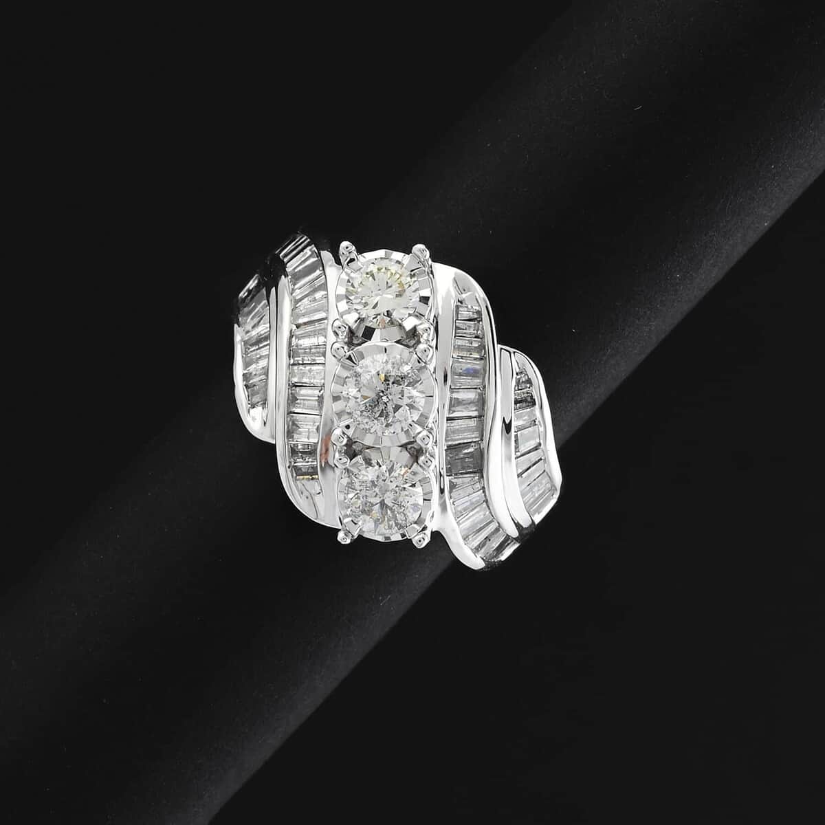 White Diamond 2.00 ctw Ring in 10K White Gold (Size 7.0) 5.35 Grams image number 1