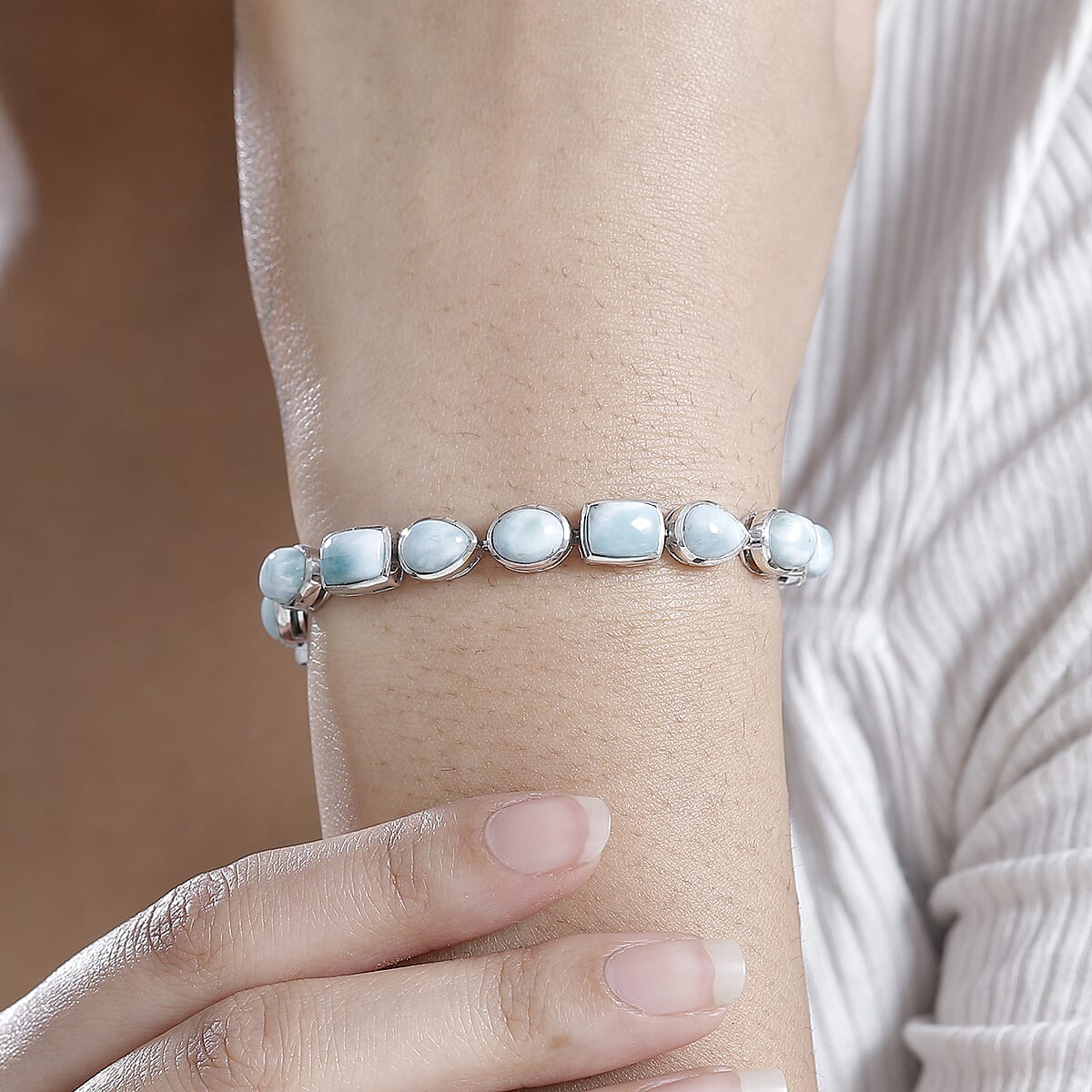 Natural Green Larimar 23.75 ctw Starfish Bracelet in Rhodium Over Sterling Silver (6.50 In) image number 2