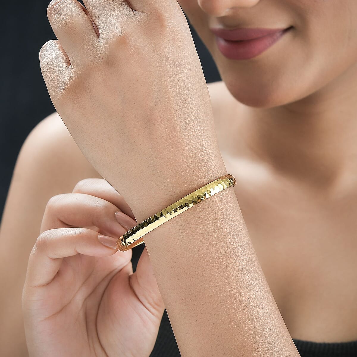 Hammered Textured Bangle Bracelet in 18K Yellow Gold Over Sterling Silver (7.25 in) 4.60 Grams image number 2