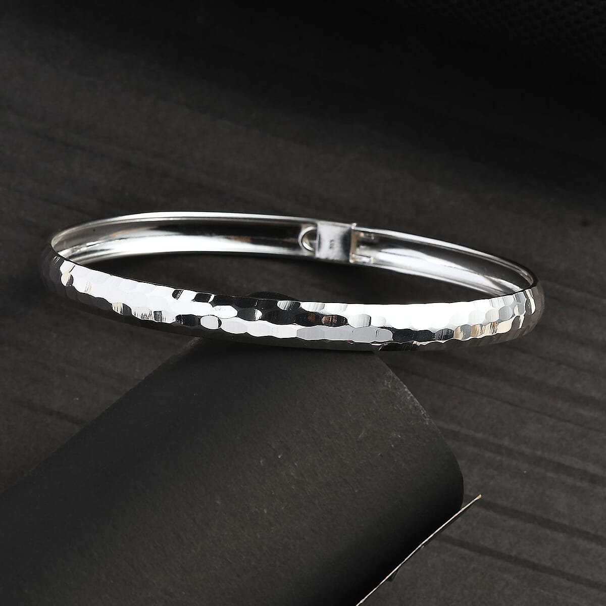 Hammered Textured Bangle Bracelet in Sterling Silver (7.25 in) 4.60 Grams image number 1